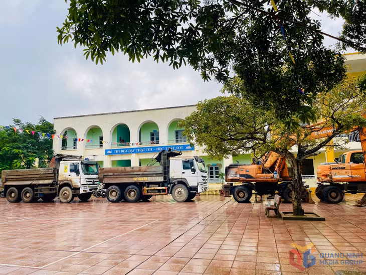Đơn vị thi công tập kết máy móc để sẵn sàng triển khai xây dựng Trường Phổ thông nội trú TH&amp;THCS Hoành Mô.