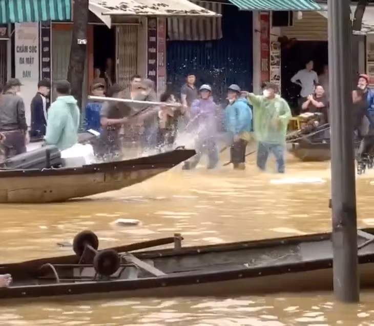 Sáng 4-11, lãnh đạo UBND phường Thuận Hóa (TP Huế) cho biết Công an phường đang xác minh, làm rõ clip chủ ghe thuyền dùng mái chèo đánh nhau giữa phố ngập lụt - Ảnh cắt từ clip