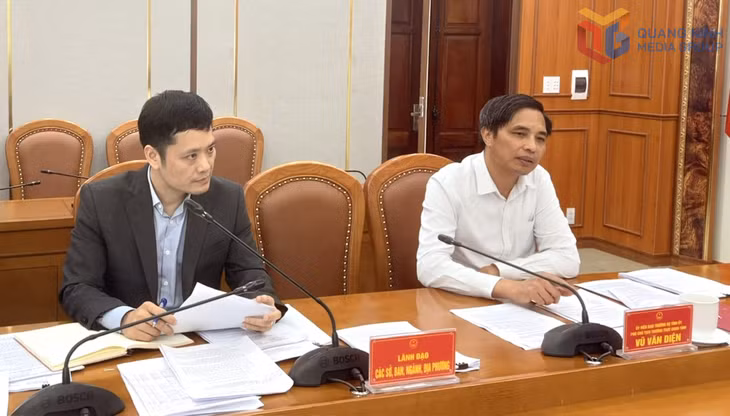 Đồng chí Vũ Văn Diện, Ủy viên Ban Thường vụ Tỉnh ủy, Phó Chủ tịch Thường trực UBND tỉnh, phát biểu tại cuộc họp.