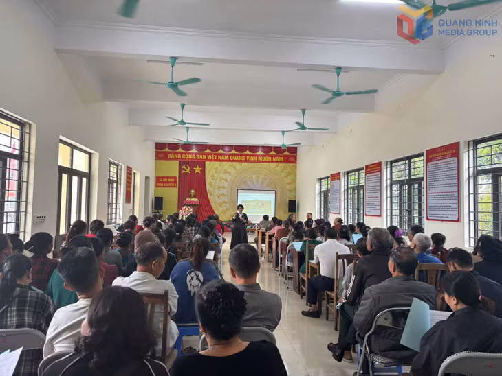 Cán bộ Sở Dân tộc và Tôn giáo tuyên truyền pháp luật về ma tuý cho người dân các dân tộc tại xã Hải Ninh. 