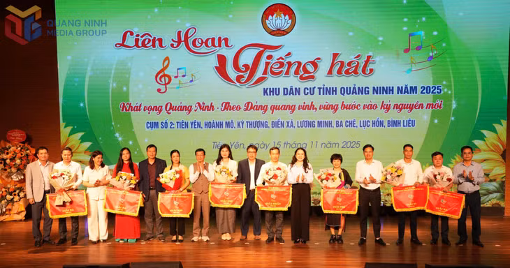 Ban Tổ chức trao các giải toàn đoàn.