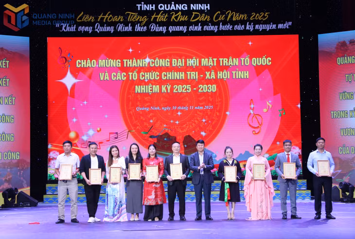 Ban Tổ chức trao giải B cho các tiết mục.