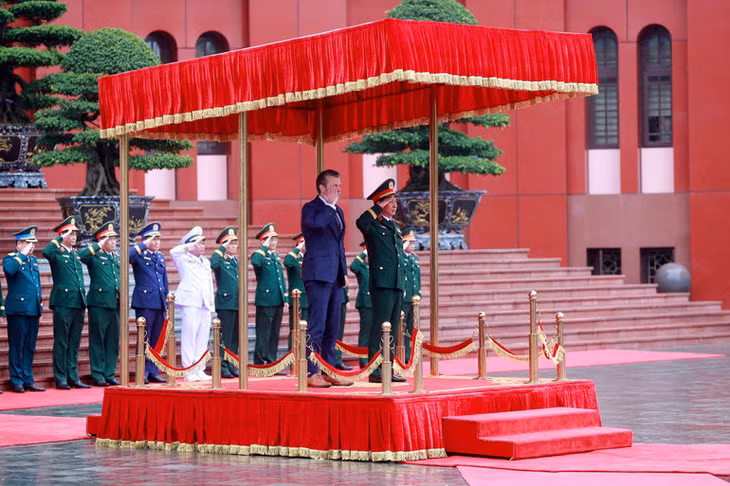 Bộ trưởng Phan Văn Giang chủ trì lễ đón Bộ trưởng Pete Hegseth.