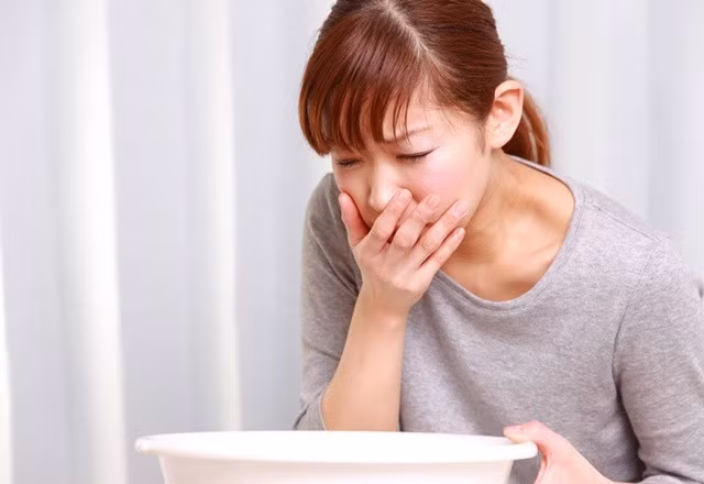 Tìm cách cho bệnh nhân nôn hết thức ăn gây ngộ độc để hạn chế tối đa lượng độc tố thẩm thấu vào cơ thể.