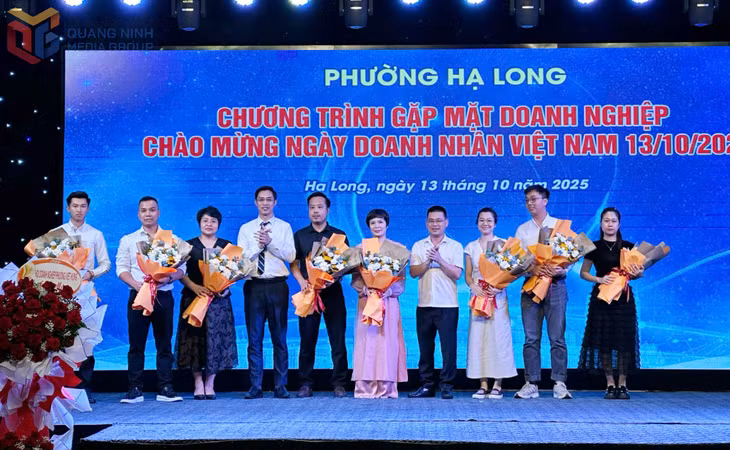 Lãnh đạo phường Hạ Long tặng hoa chúc mừng các doanh nghiệp thành lập mới.