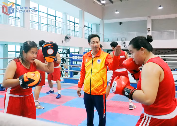 Dưới sự hướng dẫn của HLV, Đinh Quỳnh Chi (bên phải) đã có những tiến bộ vượt bậc.