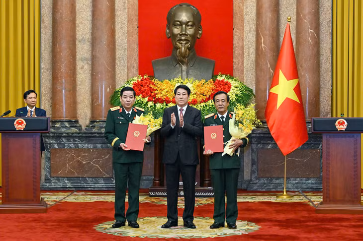 Chủ tịch nước Lương Cường trao quyết định và tặng hoa chúc mừng các đồng chí Nguyễn Văn Gấu và Lê Đức Thái. (Ảnh: Thủy Nguyên)
