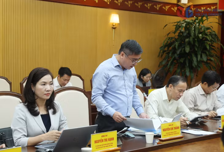 Đồng chí Nguyễn Chí Thành, Phó Chủ tịch Thường trực Ủy ban MTTQ tỉnh, báo cáo tại hội nghị.