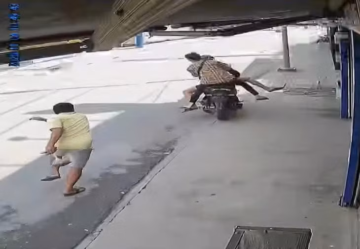 Sau khi cướp giật được vàng, hai đối tượng lên xe máy tẩu thoát. Ảnh cắt từ clip bạn đọc cung cấp