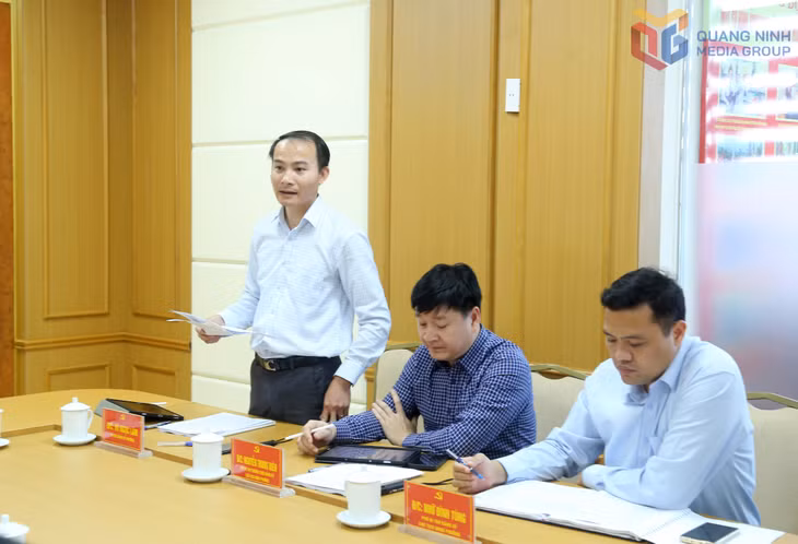 Đồng chí Vũ Ngọc Lâm, Bí thư Đảng ủy phường Việt Hưng báo cáo tại cuộc họp.