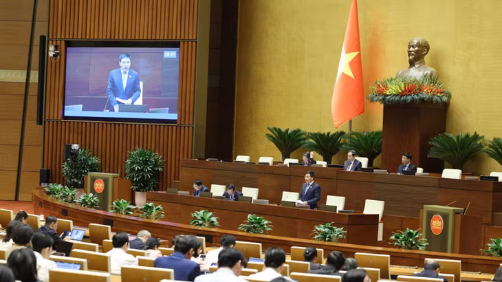 Bộ trưởng Tài chính Nguyễn Văn Thắng giải trình, làm rõ nội dung đại biểu Quốc hội nêu trong phiên thảo luận ở hội trường ngày 27/11. (Ảnh: DUY LINH)
