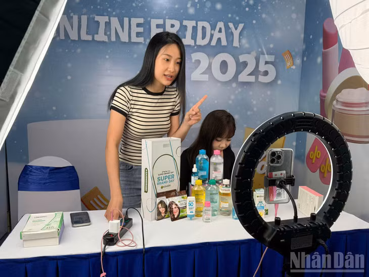 Một trong những điểm nhấn nổi bật của chương trình là chuỗi Mega Livestream “An toàn-An tâm-An vui”. (Ảnh: TRUNG HƯNG)