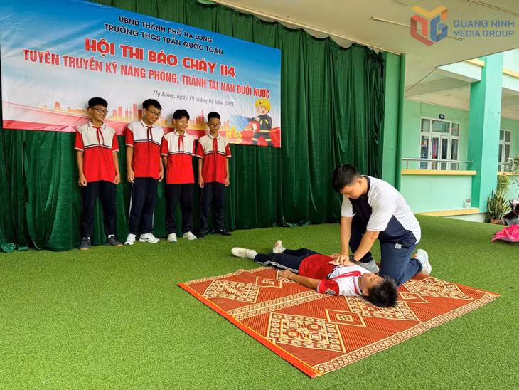Trường THCS Trần Quốc Toản (nay là Trường THCS Lê Hồng Phong, phường Hạ Long) hướng dẫn kỹ năng phòng, tránh tai nạn đuối nước cho học sinh vào tháng 5/2025.