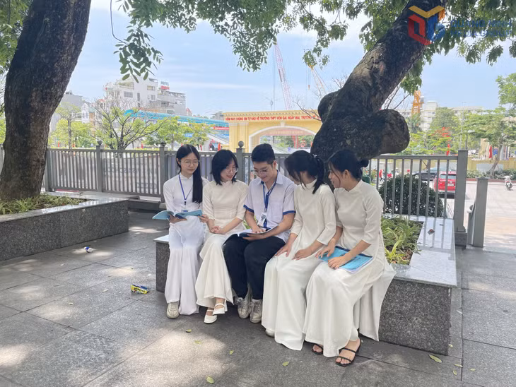 Học sinh Trường THPT Hòn Gai (phường Hạ Long) trao đổi bài.