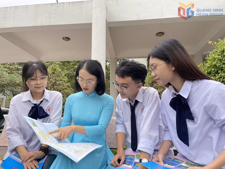 Giáo viên Trường THPT Chuyên Hạ Long hướng dẫn bài học cho học sinh.