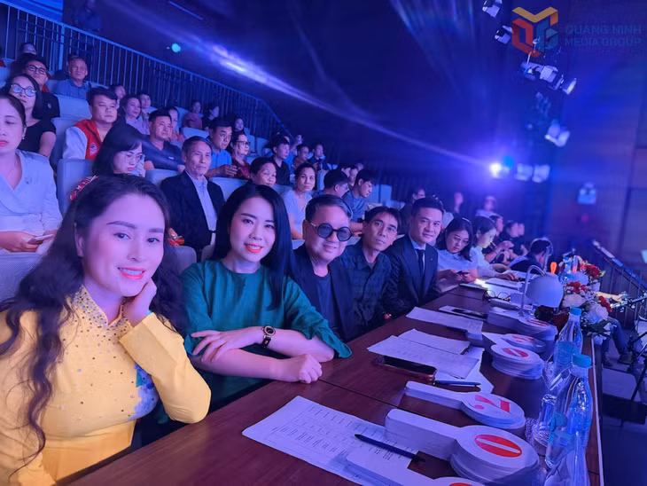 NSND Hồng Hạnh làm việc cùng các thành viên Ban Giám khảo.