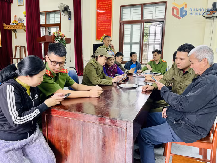 Công an phường Mạo Khê hướng dẫn người dân thực hiện góp ý dự thảo văn kiện Đại hội lần thứ XIV của Đảng qua VneID.