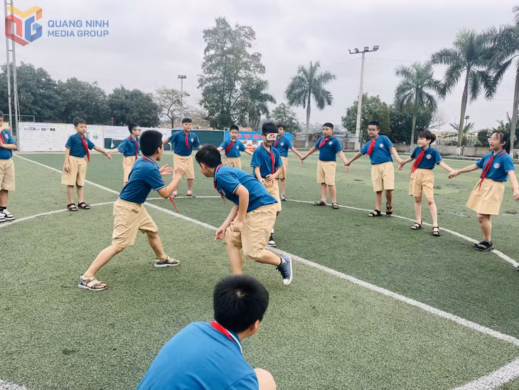 Học sinh Trường TH-THCS-THPT Nguyễn Bỉnh Khiêm (phường Việt Hưng) chơi trò bịt mắt bắt dê.
