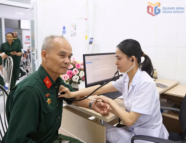Bác sĩ nội trú CKI Lê Thị Hương Thu, Phó Trưởng khoa Phụ trách Khoa Nội tổng hợp, Bệnh viện Lão khoa - Phục hồi chức năng tỉnh khám cho người dân.
