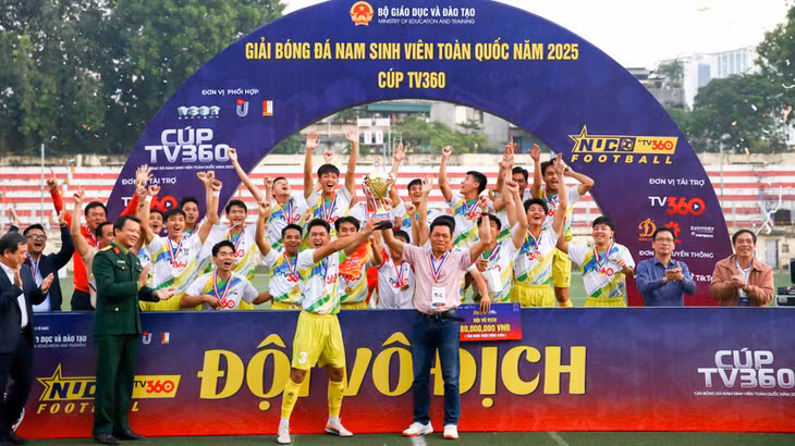Sinh viên Đại học Huế ăn mừng cùng chiếc cúp vô địch.