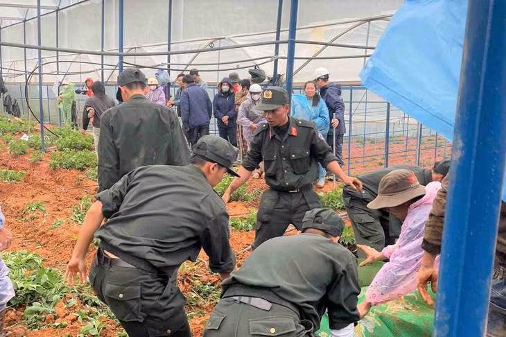 Sau nhiều nỗ lực, lực lượng cứu hộ đã tìm thấy thi thể người đàn ông bị đất đá sạt lở bờ taluy dương vùi lấp. Ảnh: Phúc Khánh
