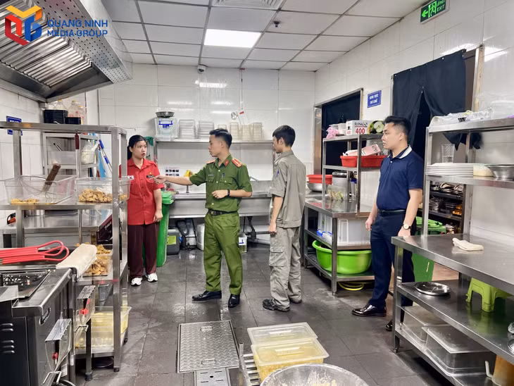 Cán bộ cảnh sát PCCC&CNCH kiểm tra công tác PCCC tại khu bếp của Nhà hàng Dookki, TTTM Vincom Center Hạ Long.