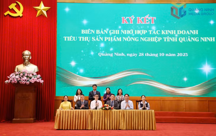 Đại diện các doanh nghiệp, HTX có sản phẩm nông nghiệp tiêu biểu ký kết bản ghi nhớ hợp tác kinh doanh, làm cơ sở cho các thỏa thuận hợp tác lâu dài về tiêu chuẩn chất lượng, thông tin sản phẩm, phương thức thanh toán và phân phối.