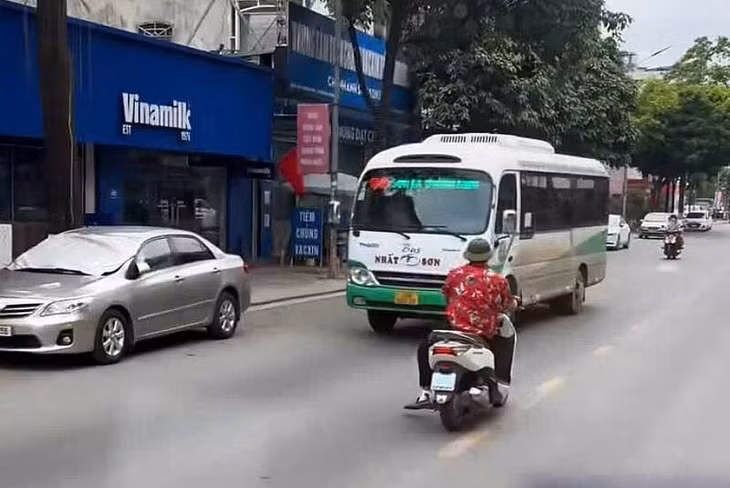 Ngô Mạnh Cường điều khiển xe máy “làm xiếc” trên Quốc lộ 6, đoạn qua tổ 1 Quyết Tâm, phường Tô Hiệu, tỉnh Sơn La. Ảnh: Người dân cung cấp.