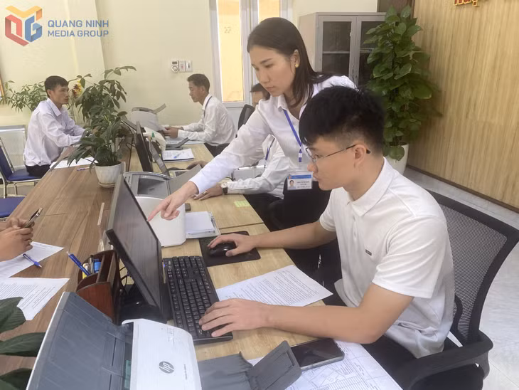 Cán bộ Điểm tiếp nhận TTHC Ngọc Vừng (đặc khu Vân Đồn) hướng dẫn người dân nộp TTHC qua dịch vụ công trực tuyến.