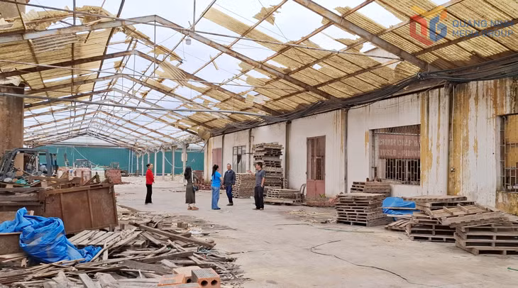 Một nhà xưởng sản xuất của Công ty CP Gốm xây dựng Yên Hưng (phường Hiệp Hòa) bị thiệt hại do bão số 3 (yagi) năm 2024 vẫn chưa thể khắc phục.
