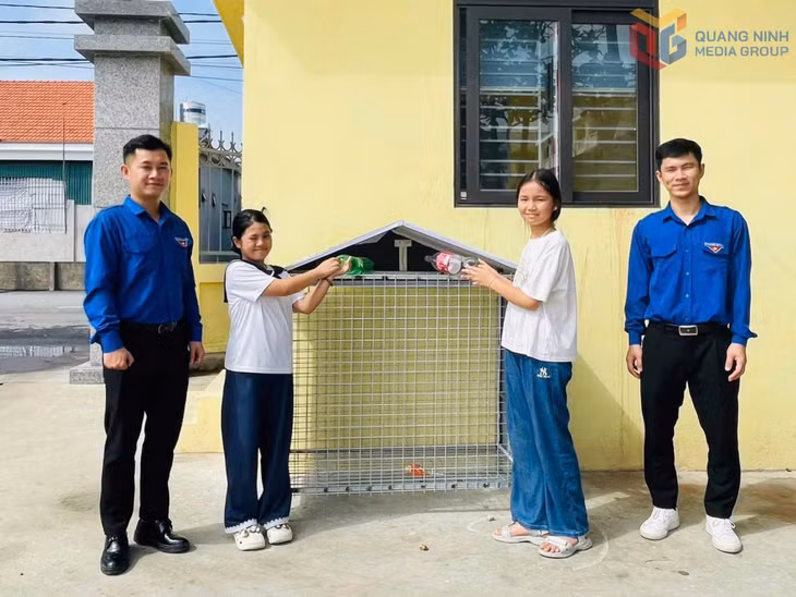 Tuổi trẻ phường Liên Hoà ra mắt mô hình “Biến rác thành tiền” tại Trường TH&amp;THCS Tiền Phong.