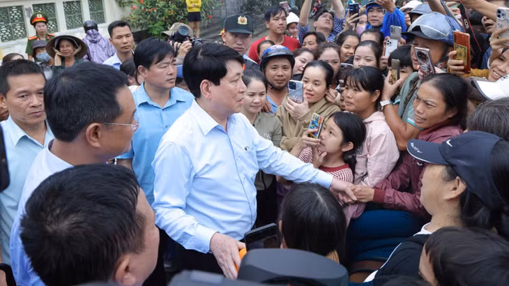 Chủ tịch nước thăm hỏi bà con vùng lũ Đà Nẵng.