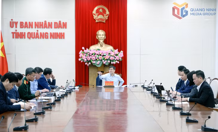 Đồng chí Bùi Văn Khắng, Phó Bí thư Tỉnh ủy, Chủ tịch UBND tỉnh, chủ trì hội nghị.