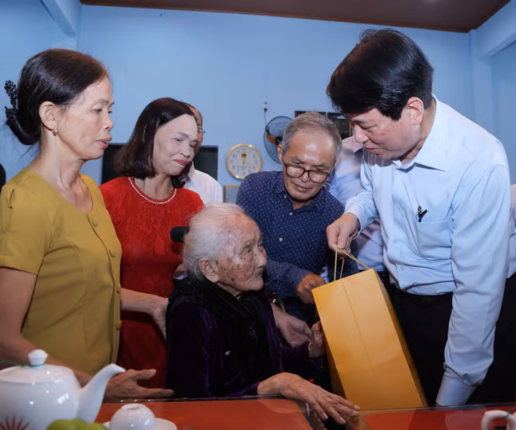 Chủ tịch nước Lương Cường cũng đến thăm hỏi, động viên và tặng quà Mẹ Việt Nam Anh hùng Nguyễn Thị Ngôn.