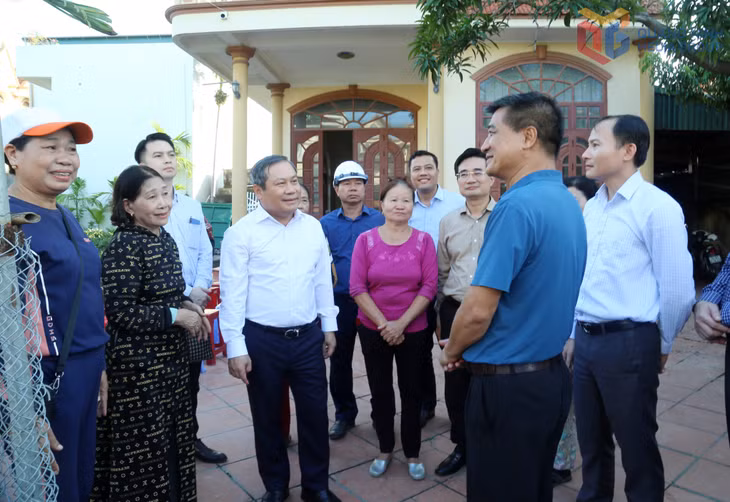 Đồng chí Bí thư Tỉnh ủy trò chuyện với người dân hiến đất thực hiện cải tạo, chỉnh trang phố Lý Tự Trọng, khu Giếng Đáy 1.