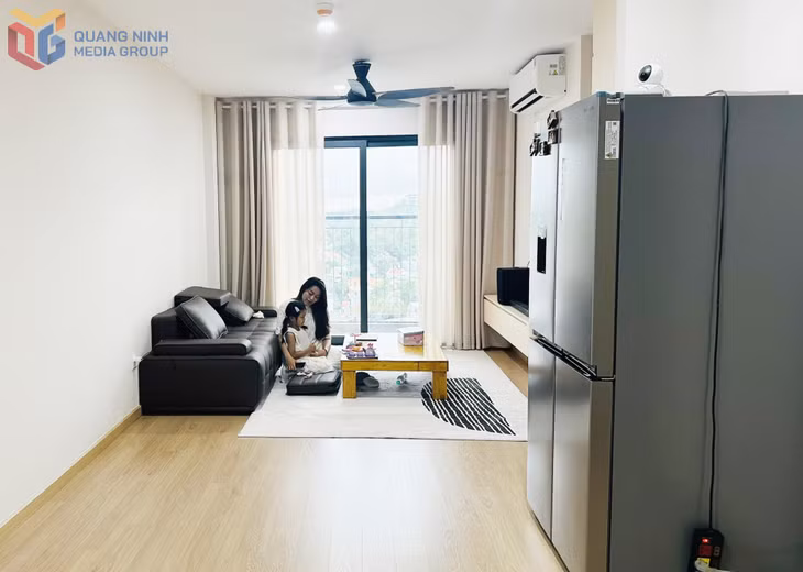 Chị Vũ Hồng Hạnh cùng con gái sinh hoạt trong căn hộ tại dự án NƠXH khu dân cư đồi Ngân hàng.