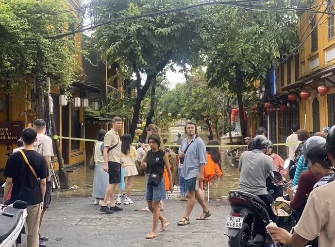 Khách tản bộ tham quan ở đường Nguyễn Thị Minh Khai - Ảnh: B.D.