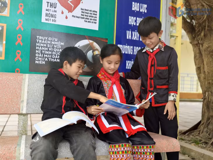 Học sinh Trường TH&amp;THCS Đồng Văn (xã Hoành Mô) cùng nhau trao đổi bài củng cố kiến thức.
