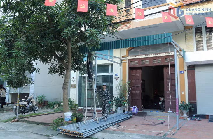 Nhân dân tổ 7A, khu 9b tự nguyện tháo mái che trả lại sự hông thoáng, trật tự cho không gian đô thị.