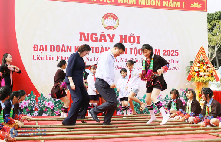 Không chỉ cổ vũ, các đồng chí lãnh đạo còn trực tiếp hoà mình vào không khí lễ hội rộn ràng của bà con nhân dân trong Ngày hội Đại đoàn kết. Trong ảnh: Phó Chủ tịch Quốc hội Vũ Hồng Thanh tham gia nhảy sạp cùng bà con nhân dân xã Quảng Đức.