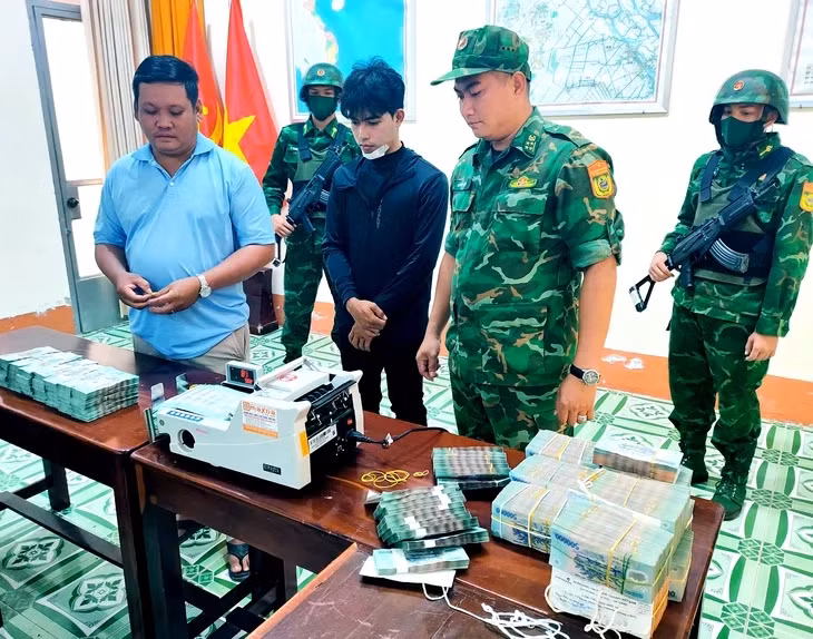 Số tiền mà Châu vận chuyển trái phép qua biên giới - Ảnh: TIẾN VINH