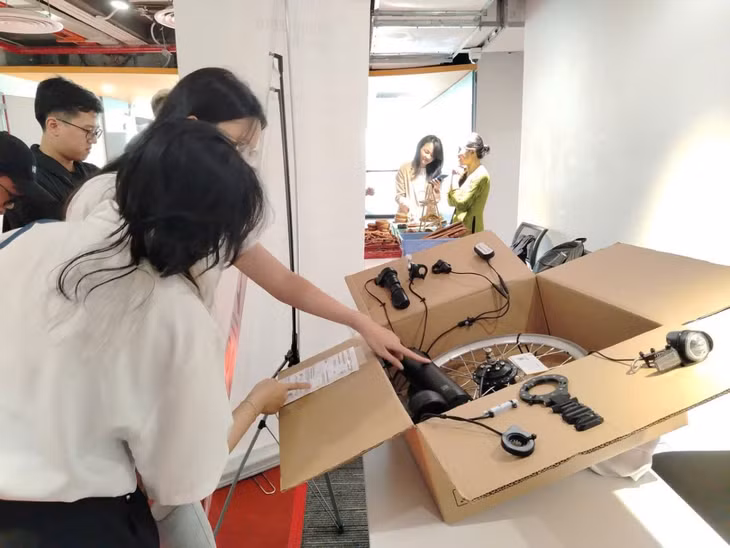 Nhiều giải pháp ứng dụng về công nghệ khí hậu được các đơn vị trưng bày trong khuôn viên của SIHUB. Ảnh: Nguyễn Đăng