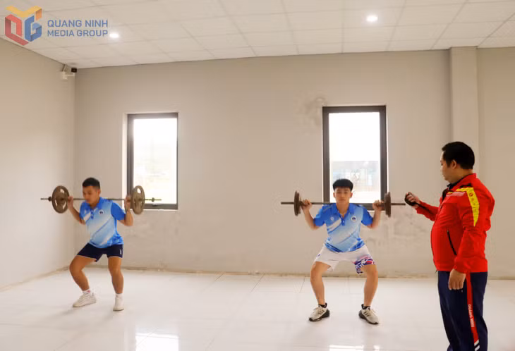 HLV Phạm Thanh Tùng hướng dẫn các học trò tập thể lực, nâng cao kỹ thuật môn bắn súng.