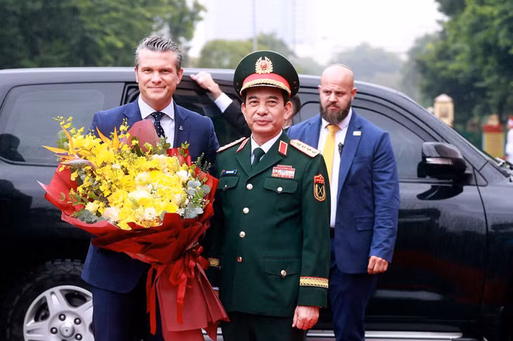 Bộ trưởng Phan Văn Giang đón Bộ trưởng Pete Hegseth tại trụ sở Bộ Quốc phòng.