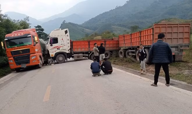Va chạm giao thông khiến Quốc lộ 12A tắc hơn 3 giờ. Ảnh: Văn Thảo