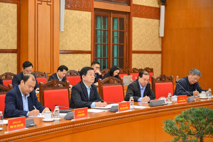 Các đại biểu dự cuộc họp.
