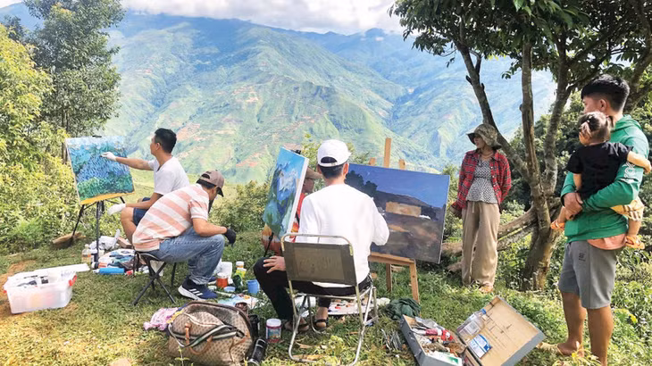 Một buổi sáng tác ngoài trời của nhóm họa sĩ với sự tham gia của người dân địa phương.
