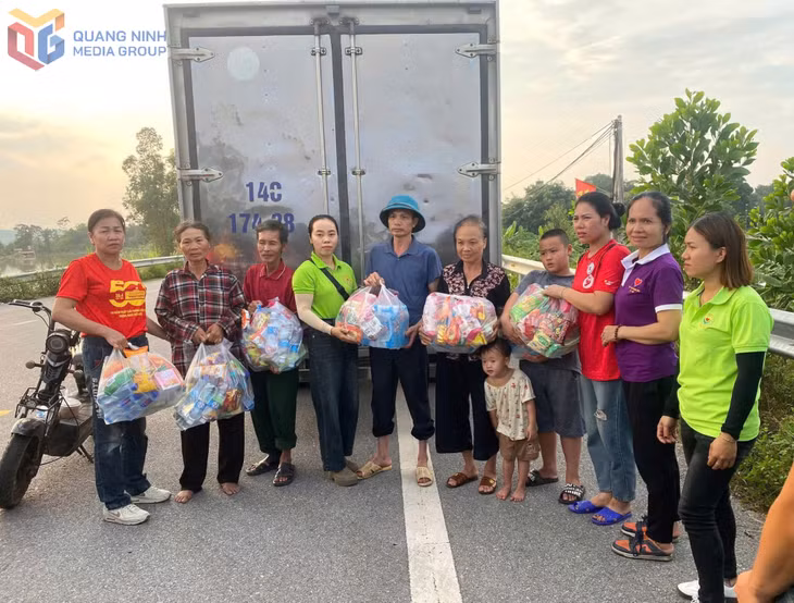 Nhóm Từ thiện Quảng Yên tổ chức cứu trợ người dân tỉnh Thái Nguyên bị lũ lụt, tháng 10/2025. (Ảnh do Nhóm cung cấp)