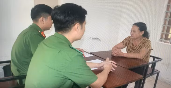 Cán bộ điều tra lấy lời khai đối tượng Phùng Thị Thanh. Ảnh: Công an tỉnh Hưng Yên