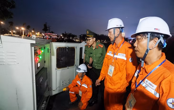 Công nhân Đội QL ĐL KV Hạ Long phối hợp cùng Công an kiểm tra hệ thống điện, đảm bảo cung ứng điện cho sự kiện Carnaval Hạ Long 2025.